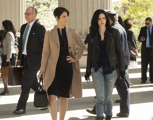 Krysten Ritter in Jessica Jones con Carrie Anne Moss