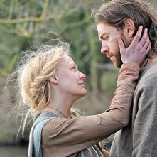 The Bastard Executioner: Elen Rhys e Lee Jones in una scena del primo episodio