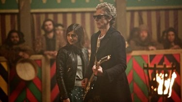 Doctor Who: i protagonisti Jenna Coleman e Peter Capaldi in The Magician's Apprentice