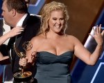 Emmy 2015: Amy Schumer e il photobombing al cast de Il trono di spade