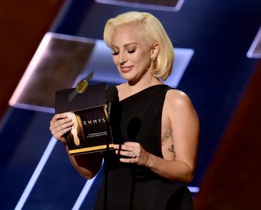 Lady Gaga durante gli Emmy 2015