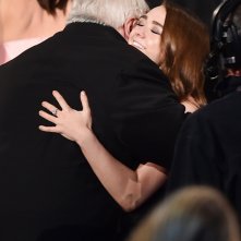 George R.R. Martin abbraccia Maisie Williams agli Emmy 2015