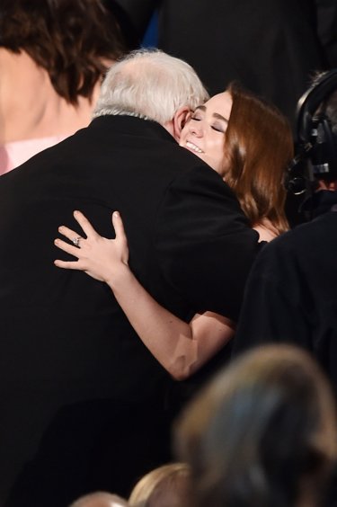 George R.R. Martin abbraccia Maisie Williams agli Emmy 2015