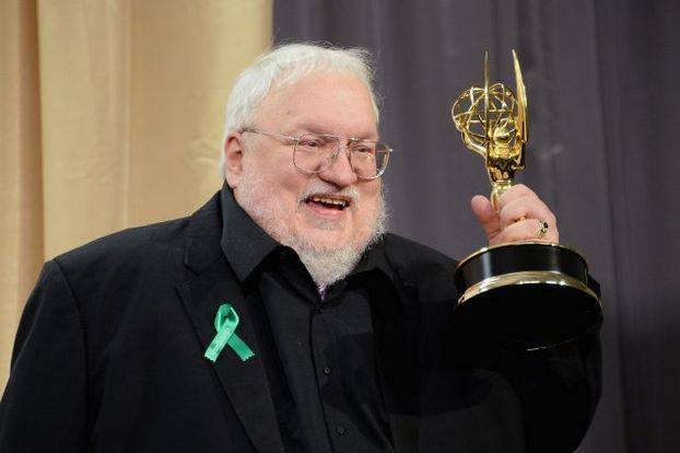 George R. R. Martin in una foto con un premio