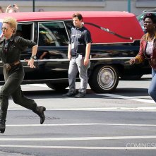 Ghostbusters: Leslie Jones e Kate McKinnon durante un inseguimento