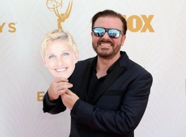 Ricky Gervais con la maschera di Ellen agli Emmy 2015