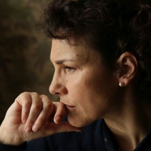 Pecore in erba: un intensa inquadratura ravvicinata dedicata a Anna Ferruzzo