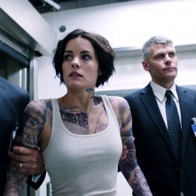 Blindspot: Jaimie Alexander in una scena del pilot