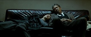 Brad Pitt con Morgan Freeman in una scena di Seven