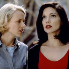 Naomi Watts e Laura Harrington in una scena di Mulholland Drive