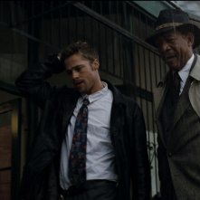 Morgan Freeman accanto a Brad Pitt in una scena di SEVEN