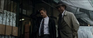 Morgan Freeman accanto a Brad Pitt in una scena di SEVEN