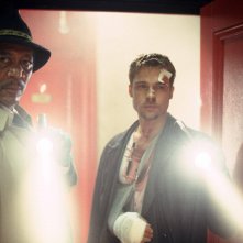 Brad Pitt e Morgan Freeman in una scena di SEVEN, diretto da D. Fincher