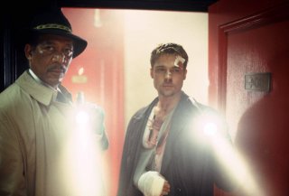 Brad Pitt e Morgan Freeman in una scena di SEVEN, diretto da D. Fincher