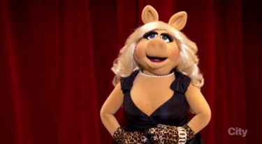 The Muppets: Miss Piggy nella premiere della serie