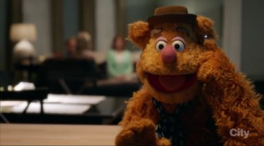 The Muppets: l'orso Fozzie nella premiere della serie