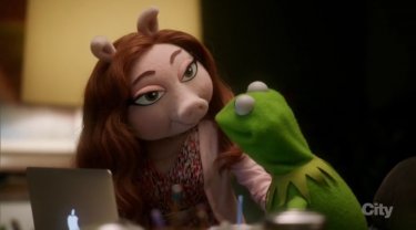 The Muppets: Kermit e Miss Piggy nella premiere della serie