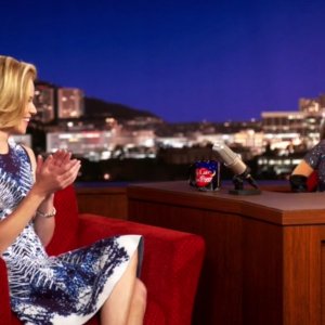 The Muppets: Elizabeth Banks in una scena della premiere della serie