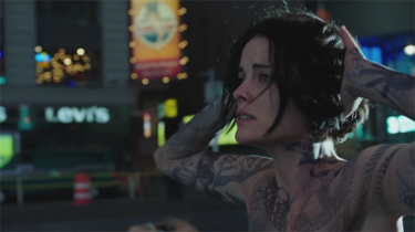 Blindspot: la protagonista Jaimie Alexander in una scena del primo episodio