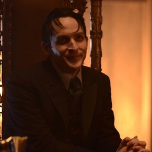 Gotham: Robin Lord Taylor in una foto tratta dall'episodio Damned If You Do