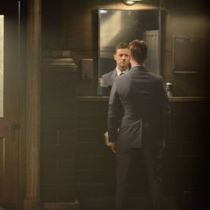 Gotham: Ben McKenzie in un'immagine dell'episodio Damned If You Do
