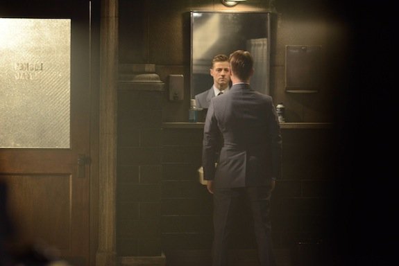 Gotham: Ben McKenzie in un'immagine dell'episodio Damned If You Do