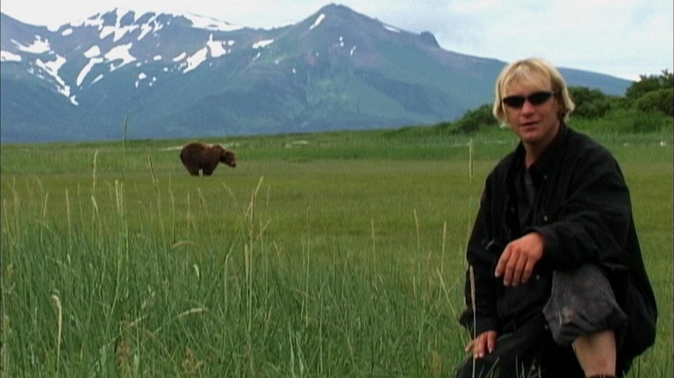 Timothy Treadwell in una scena del documentario Grizzly Man (2005)