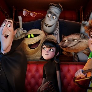 Hotel Transylvania 2: un bel momento di gruppo nel film d'animazione diretto da Genndy Tartakovsky