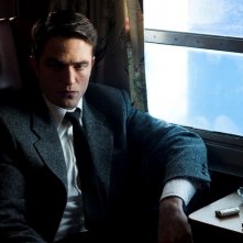 Life: un'immagine del film che ritrae un pensieroso Robert Pattinson