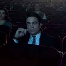 Life: Robert Pattinson in una scena del film ambientata in un cinema