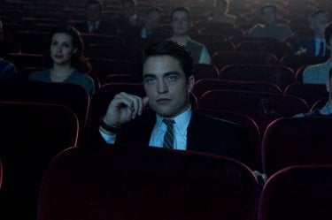 Life: Robert Pattinson in una scena del film ambientata in un cinema