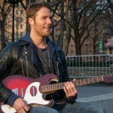 Limitless: Jake McDorman suona la chitarra in una scena del pilot