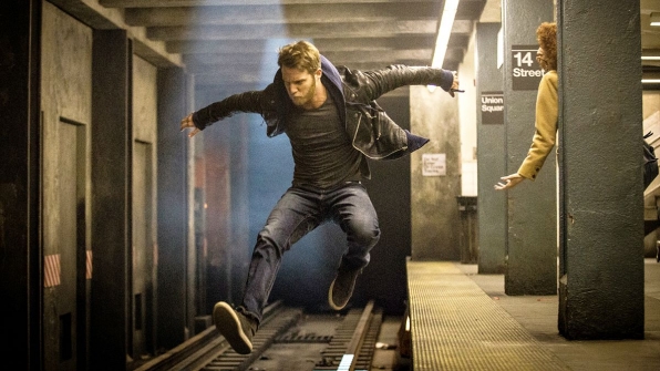 Limitless: Brian Finch (Jake McDorman) in fuga in una scena del pilot