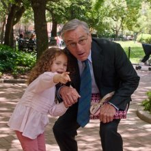 Lo stagista inaspettato: Robert De Niro e JoJo Kushner in una scena del film