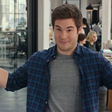 Lo stagista inaspettato: Adam DeVine in un'immagine del film