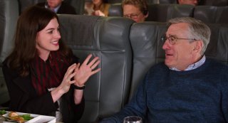 Lo stagista inaspettato: Robert De Niro e Anne Hathaway in un'immagine tratta dal film