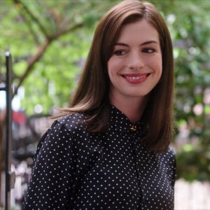 Lo stagista inaspettato: una sorridente Anne Hathaway in un'immagine tratta dal film