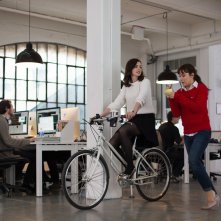 Lo stagista inaspettato: Anne Hathaway e Christina Scherer in una scena del film