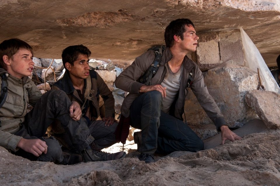 Maze Runner: La fuga, Dylan O'Brien e altri due protagonisti del film in una scena