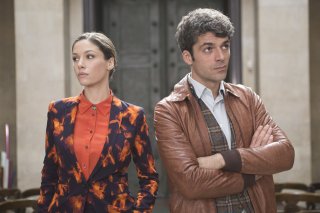 Poli opposti: Sarah Felberbaum e Luca Argentero in una scena del film