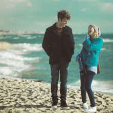 Poli opposti: Luca Argentero e Sarah Felberbaum sorridenti in un'immagine tratta dal film