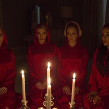 Scream Queens: Abigail Breslin, Emma Roberts, Billie Lourd e Ariana Grande in una scena del pilot