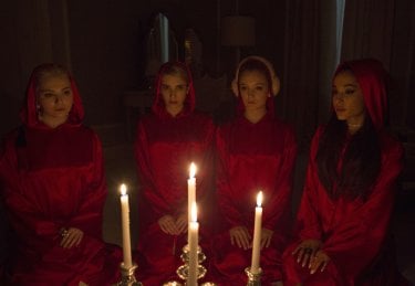 Scream Queens: Abigail Breslin, Emma Roberts, Billie Lourd e Ariana Grande in una scena del pilot