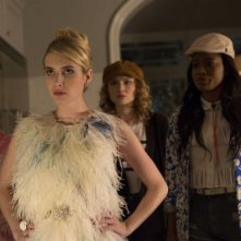 Scream Queens: Abigail Breslin, Emma Roberts, Skyler Samuels e Keke Palmer in una scena del pilot