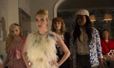 Scream Queens: Abigail Breslin, Emma Roberts, Skyler Samuels e Keke Palmer in una scena del pilot