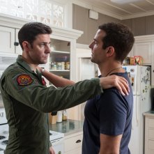 Sotto il cielo delle Hawaii: Bradley Cooper e John Krasinski in una scena del film