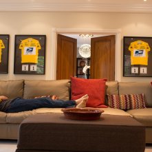 The Program: Ben Foster nei panni di Lance Armostrong sdraiato sul divano in una scena del film