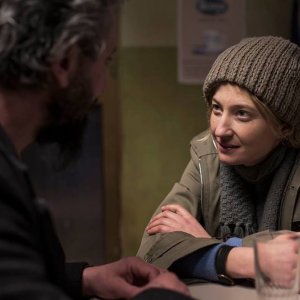 Viva la sposa: Alba Rohrwacher e Ascanio Celestini (di spalle) in un'immagine tratta dal film