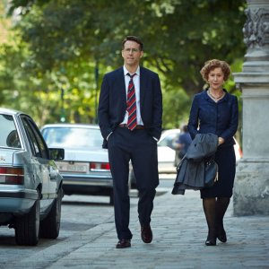 Woman in Gold: Helen Mirren e Ryan Reynolds in un'immagine tratta dal film di Simon Curtis