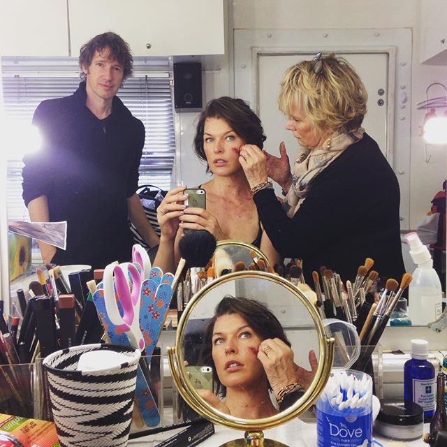 Resident Evil: The Final Chapter - Milla Jovovich al trucco. Alle spalle il marito Paul W.S. Anderson